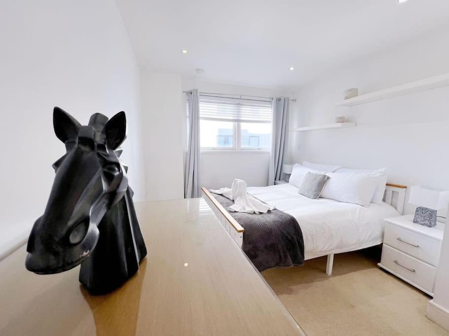 Stylish Seaview One-Bedroom Apt Swansea Exterior photo
