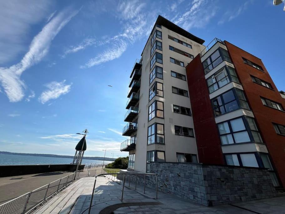Stylish Seaview One-Bedroom Apt Swansea Exterior photo