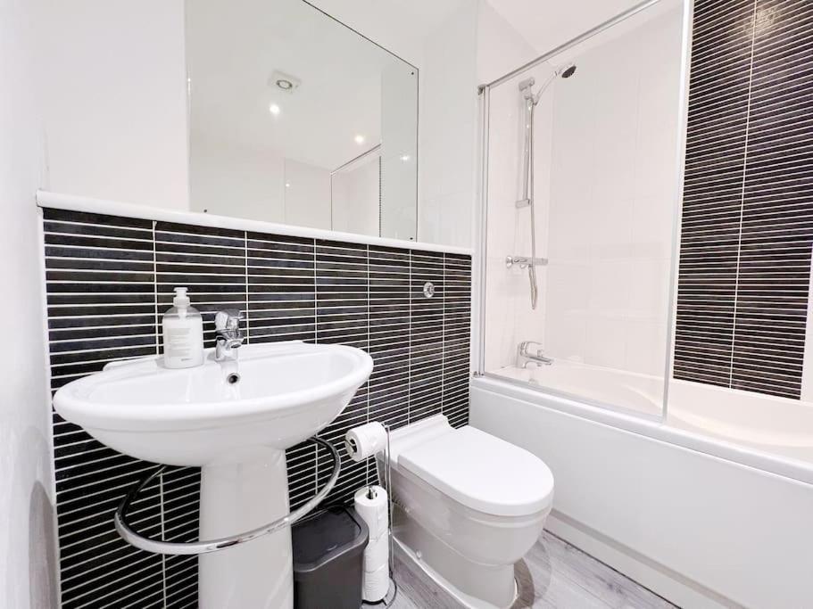 Stylish Seaview One-Bedroom Apt Swansea Exterior photo