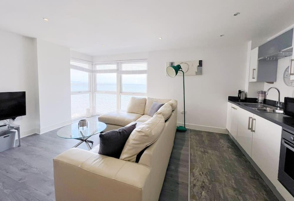 Stylish Seaview One-Bedroom Apt Swansea Exterior photo