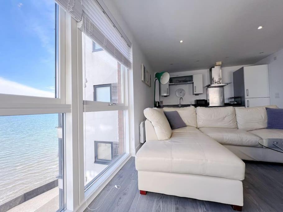 Stylish Seaview One-Bedroom Apt Swansea Exterior photo
