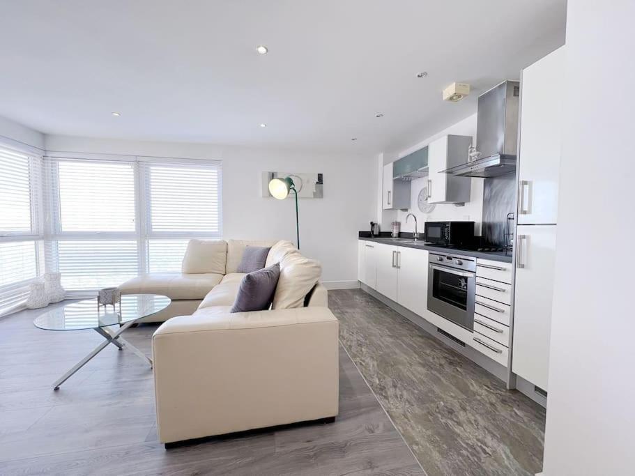 Stylish Seaview One-Bedroom Apt Swansea Exterior photo